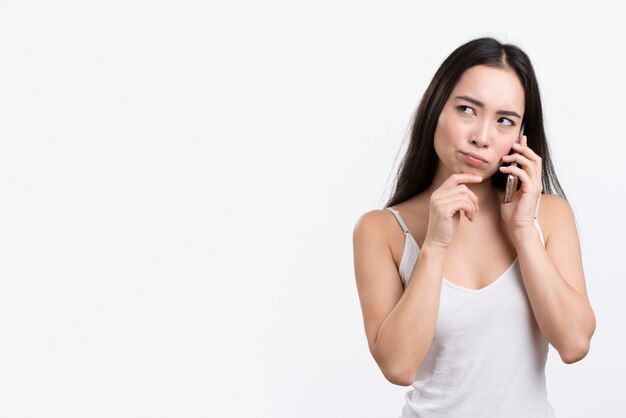 Copia espacio mujer hablando por teléfono