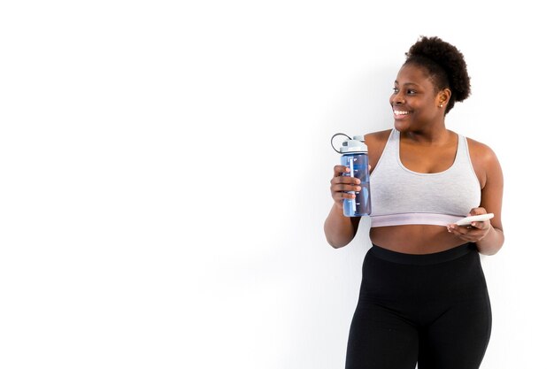 Copia espacio mujer hidratante después del entrenamiento