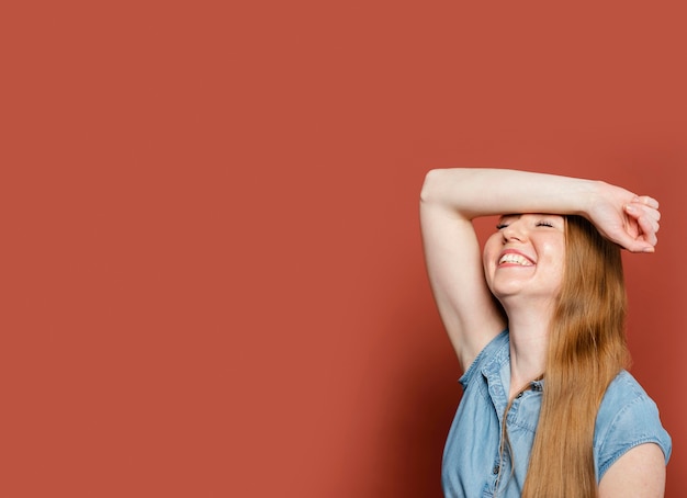 Foto gratuita copia espacio mujer con las manos sobre la cabeza