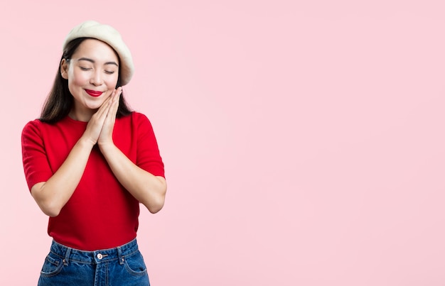 Foto gratuita copia espacio mujer mostrando sueño cantar con hads