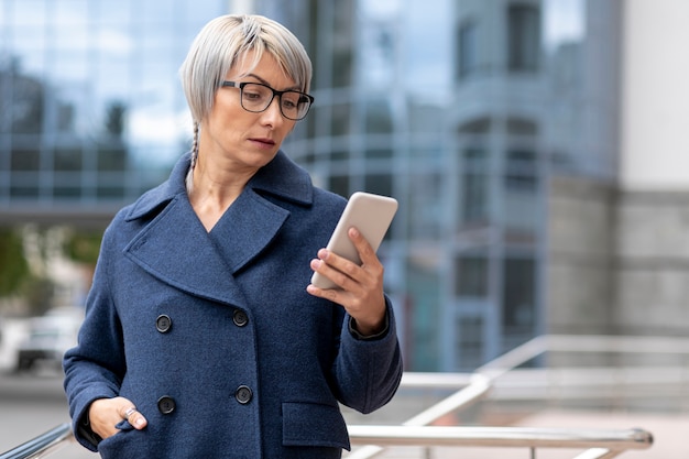 Foto gratuita copia espacio mujer de negocios con teléfono