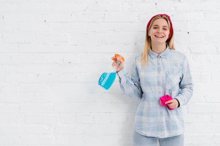 Foto gratuito copia espacio mujer con productos de limpieza