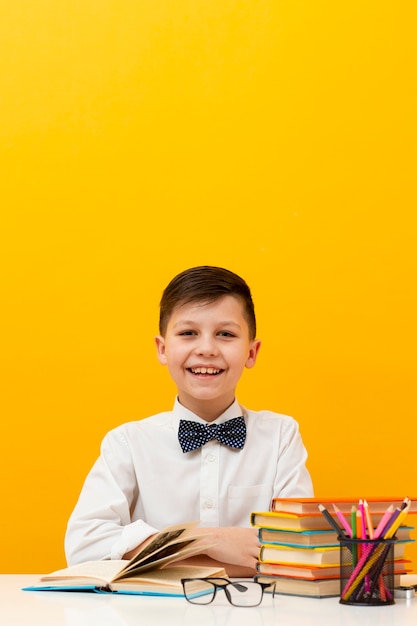 Foto gratuita copia-espacio niño leyendo