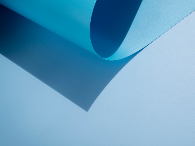 Copia espacio y papel monocromo curvo abstracto azul