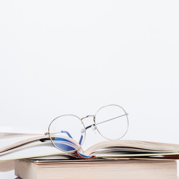 Copia espacio pila de libros con gafas