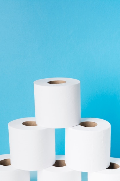 Copia espacio pila de papel higiénico
