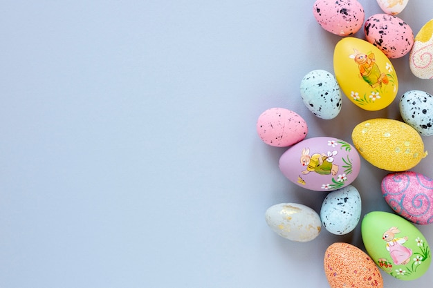 Foto gratuita copia-espacio pintado huevos de pascua en la mesa