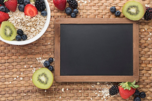 Foto gratuita copia espacio pizarra y cereales con fruta