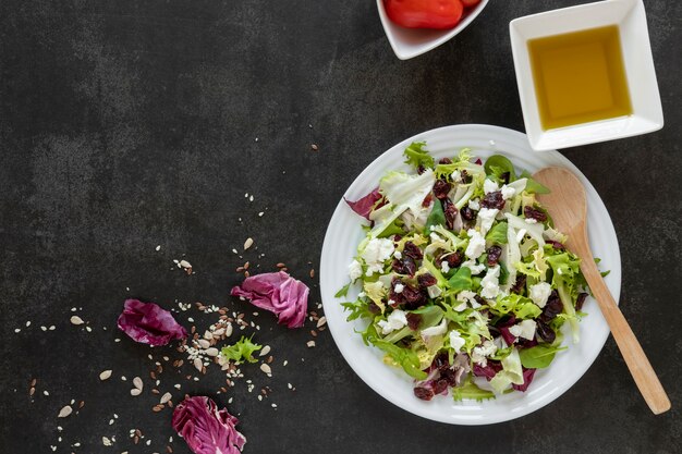 Copia espacio plato con ensalada