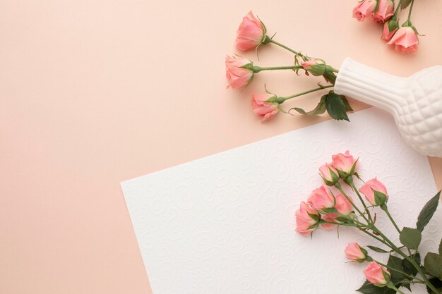 Copia espacio rosas en florero