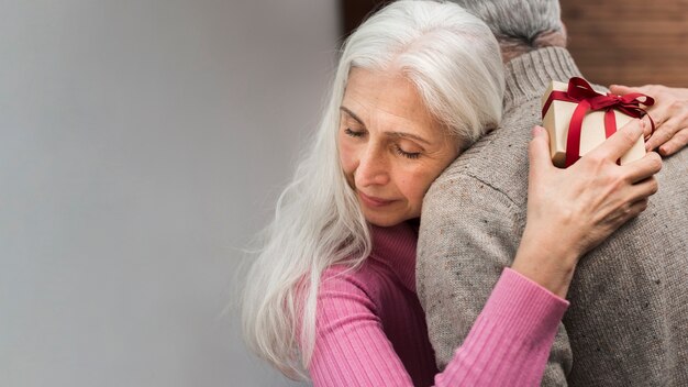 Copia espacio senior pareja abrazándose