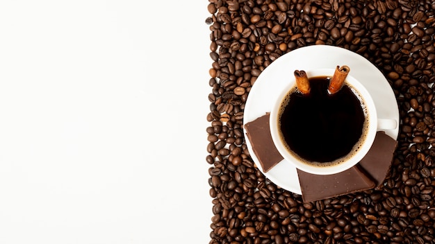 Copia espacio taza de café con arreglo de granos de café