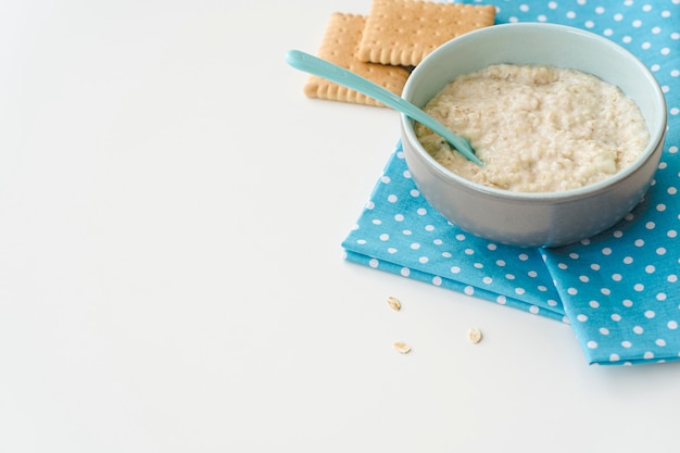 Copia espacio tazón con cereales y galletas