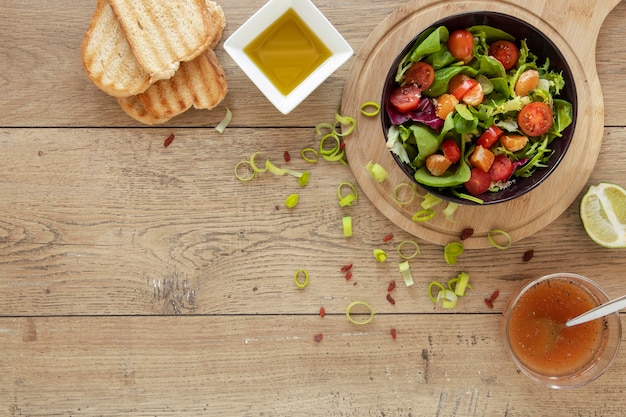 Foto gratuita copia espacio tostadas y ensaladas