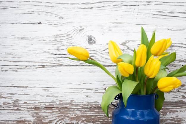 Foto gratuita copia espacio tulipanes en florero