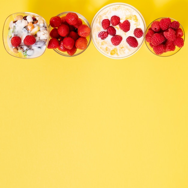 Copiar espacio arreglo de desayuno de cereales de fruta fresca sobre fondo liso