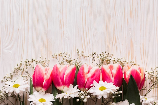 Foto gratuita copiar espacio flores en la mesa