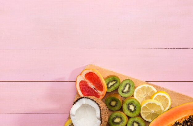 Copiar espacio frutas en tablero de madera