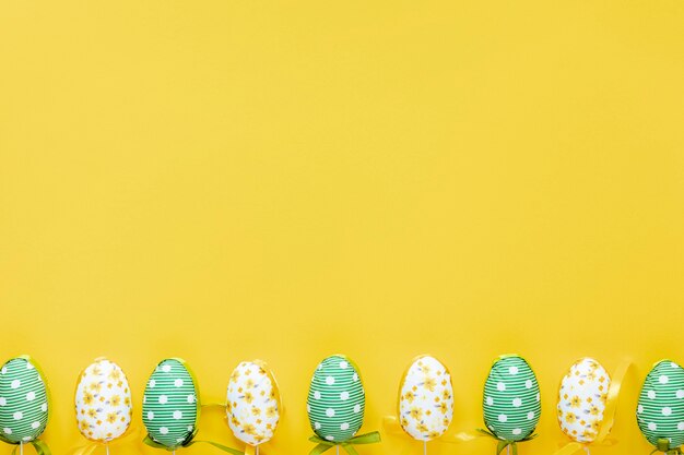 Copiar-espacio huevos de pascua alineados en la mesa