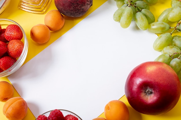 Copiar espacio en marco de fruta fresca