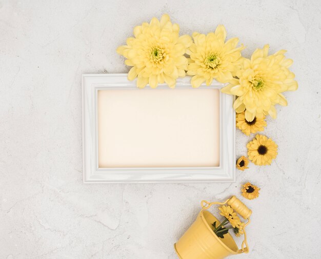 Copiar espacio primavera flores amarillas con cubo pequeño