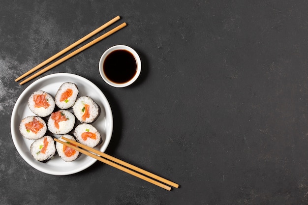 Copiar espacio rollos de sushi en placa