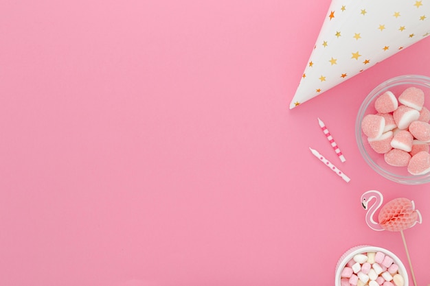 Copiar espacio sombrero de cumpleaños y dulces