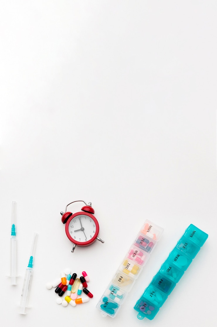 Foto gratuito copiar espacio tabletas con pastillas y reloj