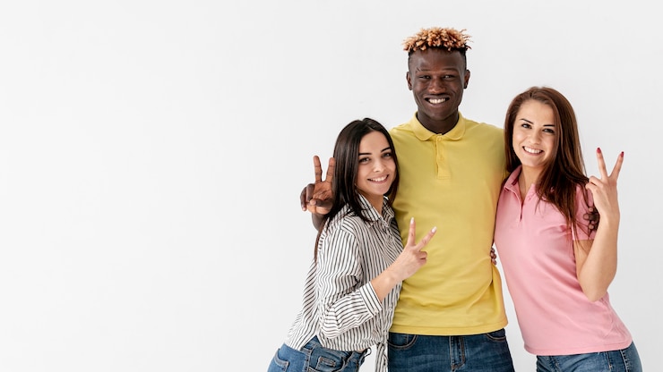 Foto gratuito copiar espacio younf amigos posando para la foto