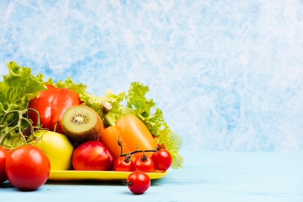 Copiar el fondo del espacio con merienda saludable