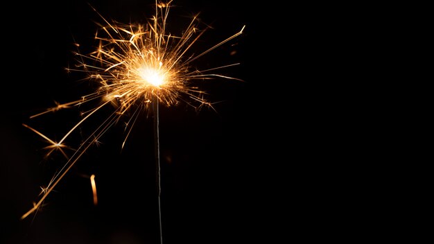 Copiar fuegos artificiales en la noche de año nuevo