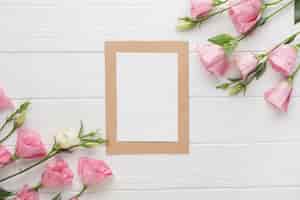 Foto gratuita copiar marco de espacio con rosas rosadas