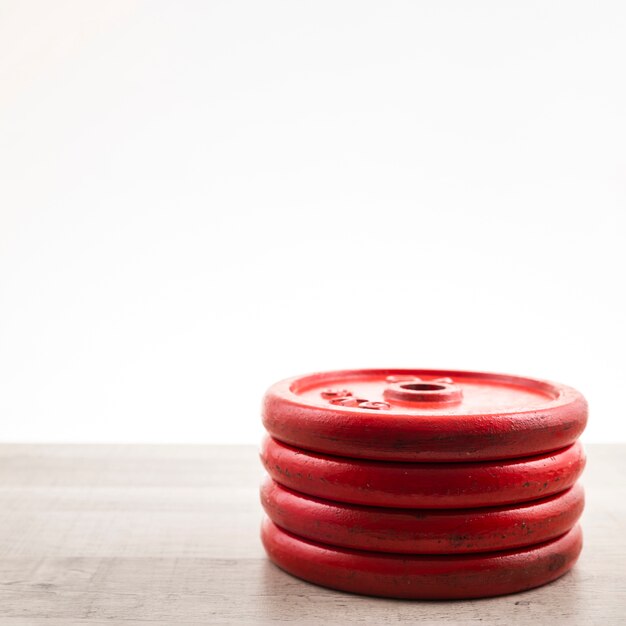 Copiar pesas en el espacio para entrenar en el gimnasio