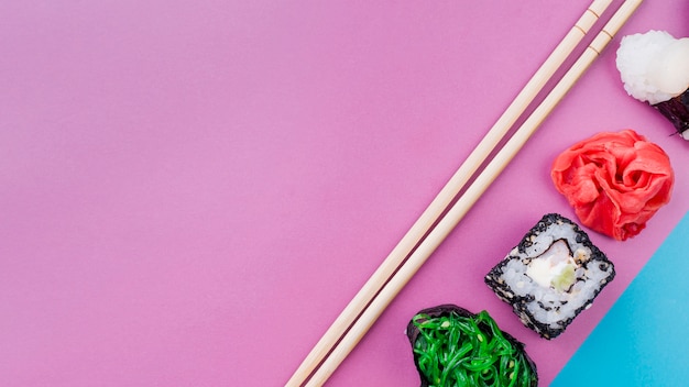 Foto gratuita copiar rollos de sushi alineados