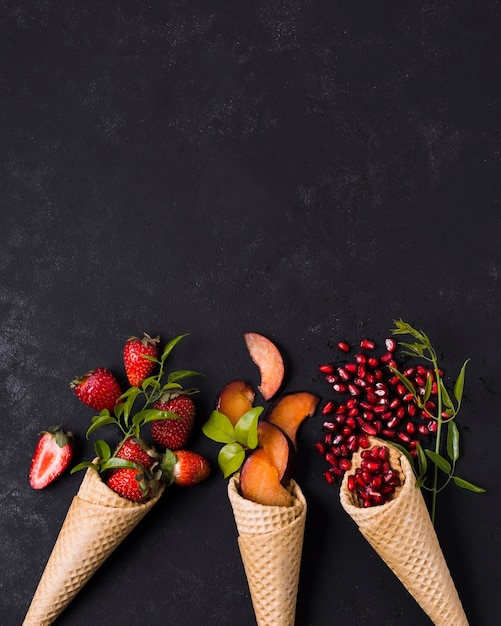 Copias de conos de helado con frutas