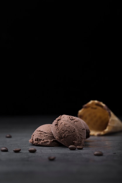 Copie las bolas de helado al lado del cono