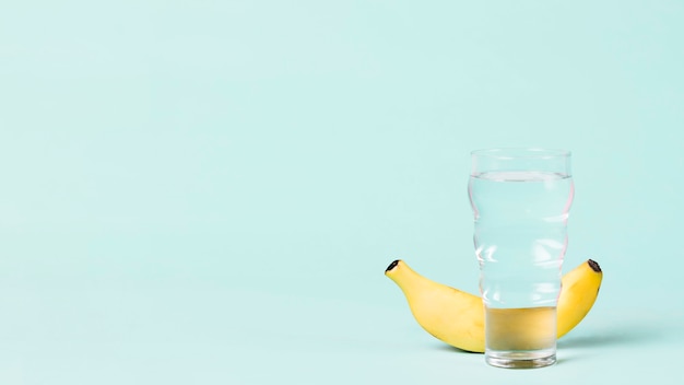 Copie el espacio con plátano y agua.