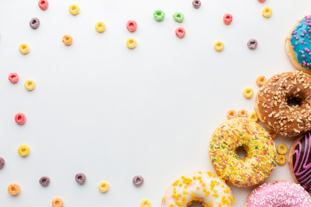 Copie el espacio rodeado de donas