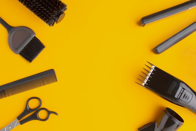 Copie el espacio rodeado de suministros para el cabello