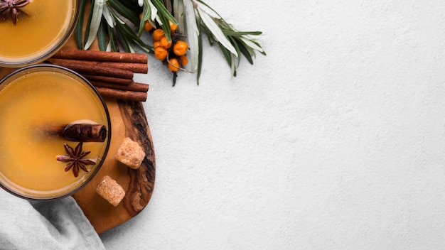 Foto gratuita copie los vasos con jugo de frutas aromatizado y canela