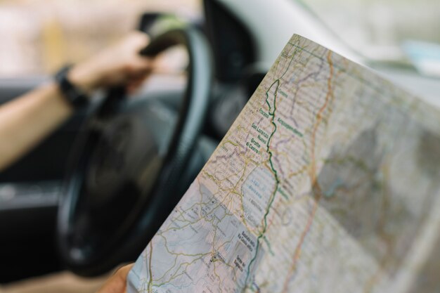 Copiloto con mapa en coche