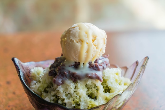 Copo de nieve de hielo de té verde con helado y frijol rojo