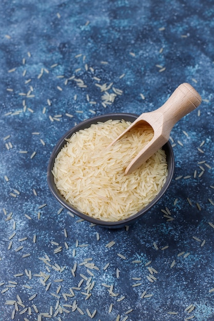 Copos de arroz, fideos de arroz, pan de arroz y arroz, vista superior