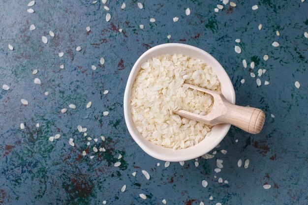 Copos de arroz, fideos de arroz, pan de arroz y arroz, vista superior