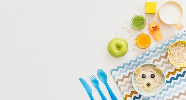 Copos de avena con leche y espacio de copia