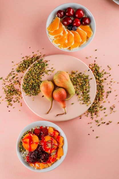 Copos de avena con pistacho, frutas, plato, gelatina en tazones