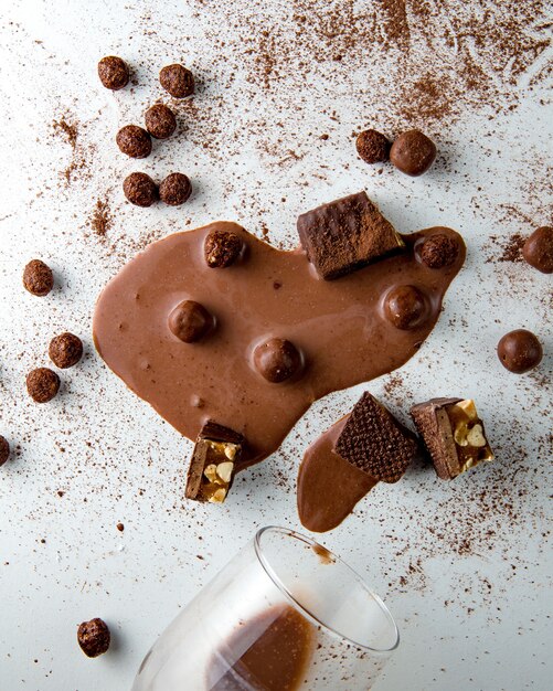 Copos de chocolate nueces vista superior de chocolate