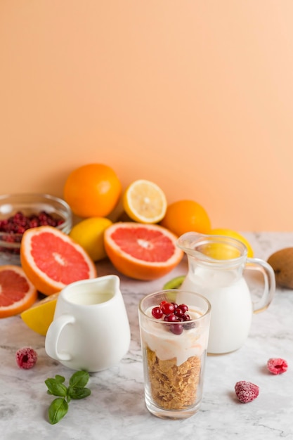 Copos de maíz de alto ángulo y yogurt en vidrio con mik de frutas