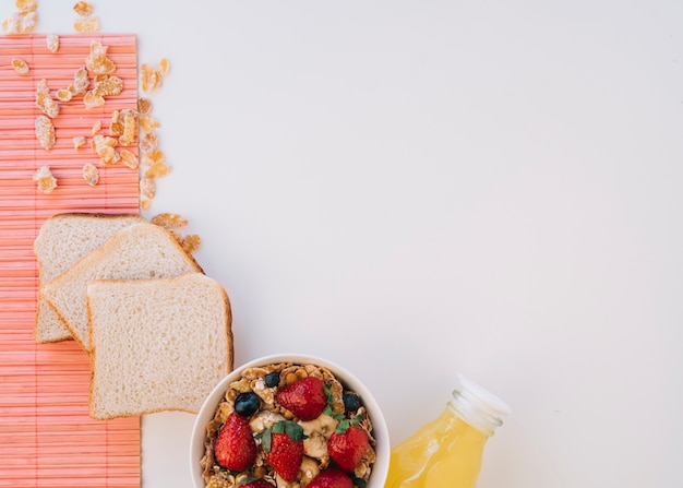 Foto gratuita copos de maíz con bayas cerca de tostadas