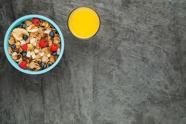 Copos de maíz y jugo de naranja para el desayuno